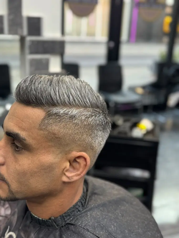 Grijs herenkapsel bij Barbier Achie