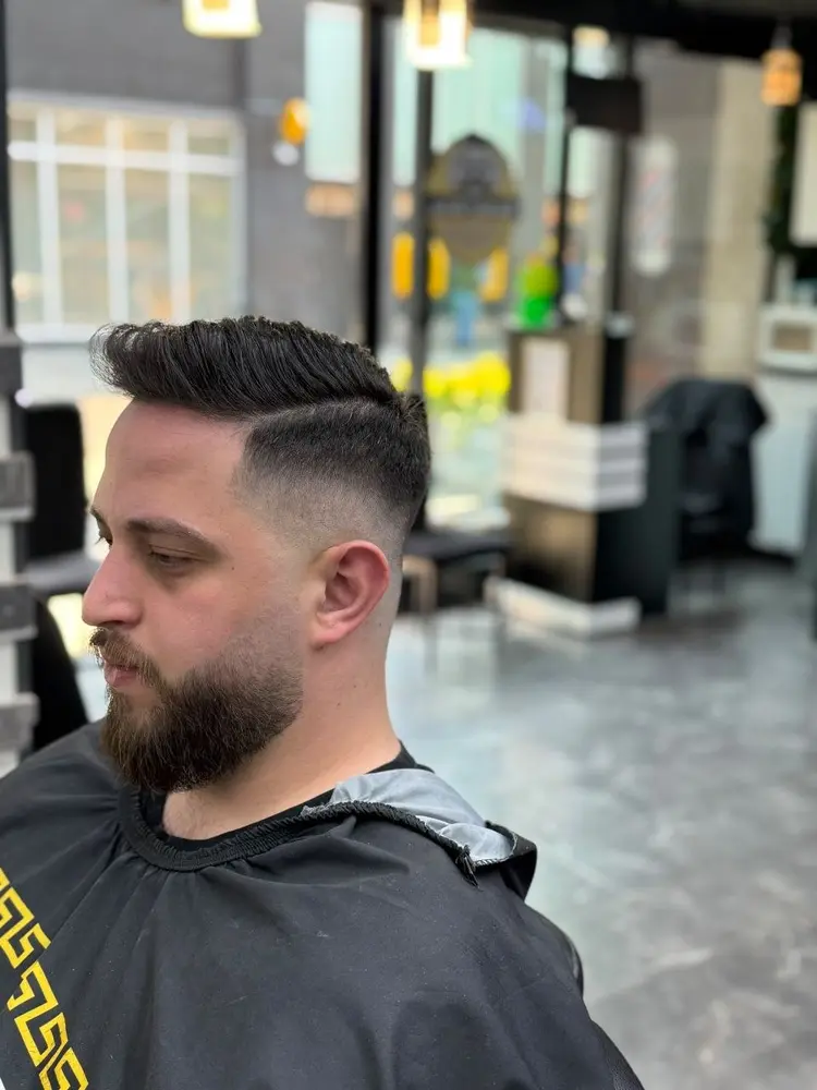 Kapsel en baard in de stoel bij Barbier Achie